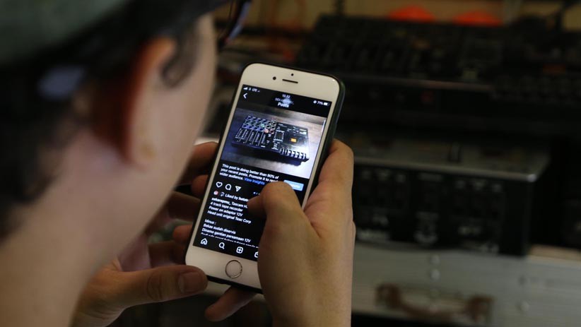 Pedagang Pasar Nostalgia Surabaya Jual Barang Antik Melalui Media Sosial - Bagian 2