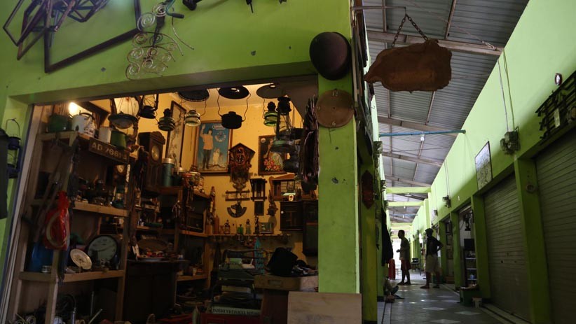 Pedagang Pasar Nostalgia Surabaya Jual Barang Antik Melalui Media Sosial - Bagian 3