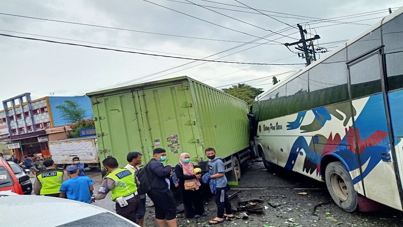 Kecelakaan Bus Batang Pane Tabrak Truk di Deliserdang, 1 Orang Terluka