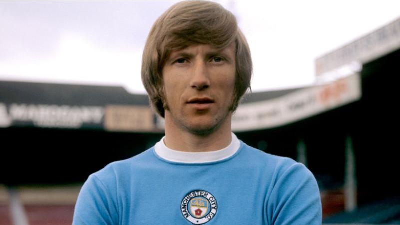 Colin Bell Meninggal Manchester City Pakai Jersey Klasik Saat Hadapi Mu