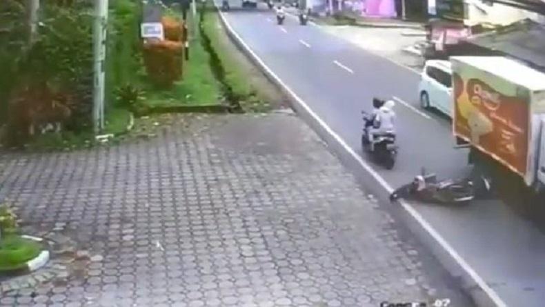 title Guru SD Tewas Terlindas Truk usai Terjatuh dari Motor di Serang Guru SD Tewas Terlindas Truk usai Terjatuh dari Motor di Serang