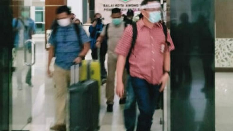 Penyidik KPK Bawa 2 Koper Besar Usai Penggeledahan di Balai Kota Batu