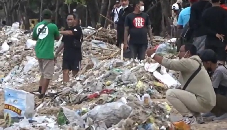 title Sampah Kiriman dari Laut Menyerbu Pantai Kuta, Petugas Mengaku Kewalahan Sampah Kiriman dari Laut Menyerbu Pantai Kuta, Petugas Mengaku Kewalahan