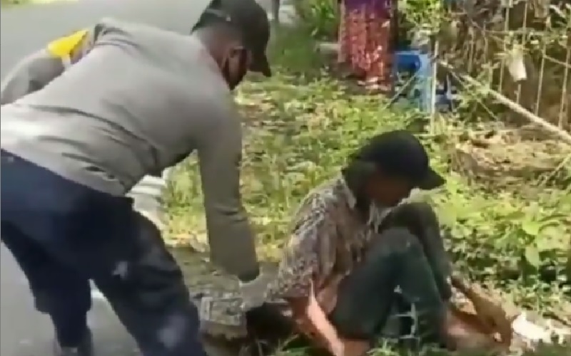 Beredar Video Polisi Selamatkan Warga Terlantar yang Tidur di Jalanan