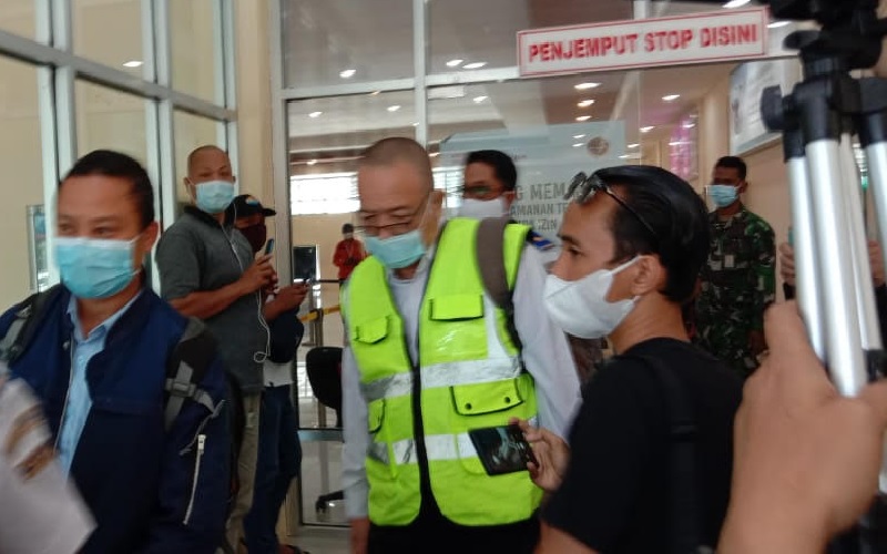 title Dua Investigator KNKT Periksa Serpihan Diduga Bangkai Pesawat Milik Antariksa China Dua Investigator KNKT Periksa Serpihan Diduga Bangkai Pesawat Milik Antariksa China