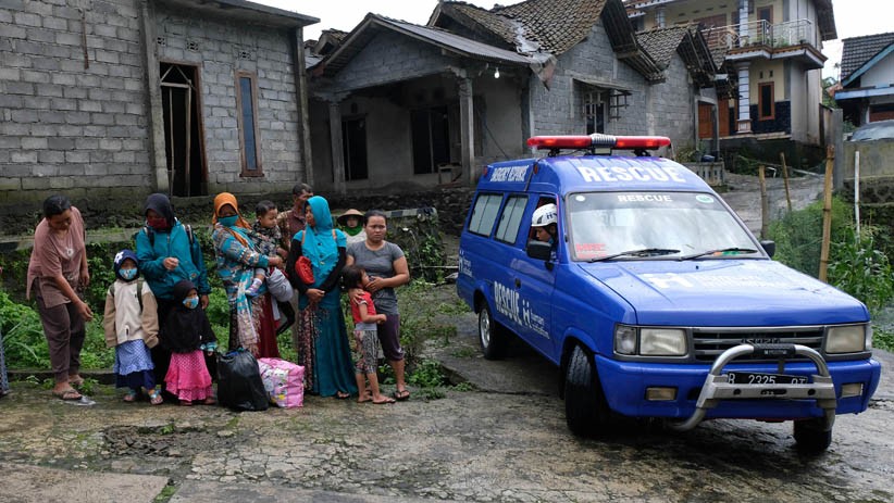 Warga Lereng Gunung Merapi Kembali Mengungsi - Bagian 2
