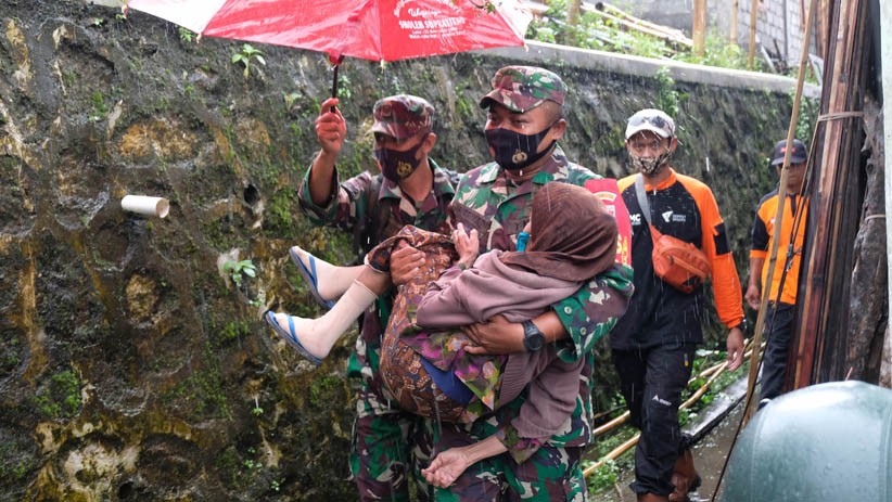 Warga Lereng Gunung Merapi Kembali Mengungsi - Bagian 1