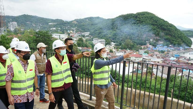 Begini Pose Sandiaga Uno dengan Latar Belakang Keindahan Alam Labuan Bajo - Bagian 3