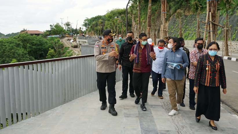 Begini Pose Sandiaga Uno dengan Latar Belakang Keindahan Alam Labuan Bajo - Bagian 4