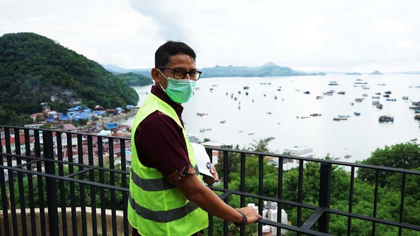 Begini Pose Sandiaga Uno dengan Latar Belakang Keindahan Alam Labuan Bajo - Bagian 2