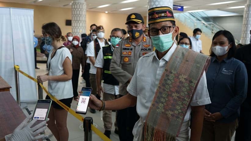 Begini Pose Sandiaga Uno dengan Latar Belakang Keindahan Alam Labuan Bajo - Bagian 5