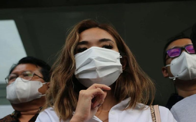 Dengan Menahan Tangis, Gisel Minta Maaf Kepada Anak dan Mantan Suami