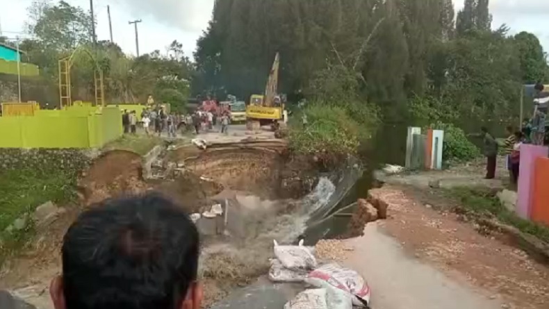 title Amblas Diterjang Air, Jalan Nasional Sidikalang-Medan Putus Total Amblas Diterjang Air, Jalan Nasional Sidikalang-Medan Putus Total