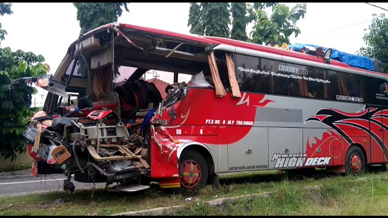 title Bus Antarpulau Tabrak Truk di Tol Ngawi, 4 Penumpang Tewas 3 Luka Bus Antarpulau Tabrak Truk di Tol Ngawi, 4 Penumpang Tewas 3 Luka