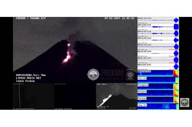 Merapi Empat Kali Luncurkan Awan Panas, Malam Ini Lava Pijar Terus Keluar