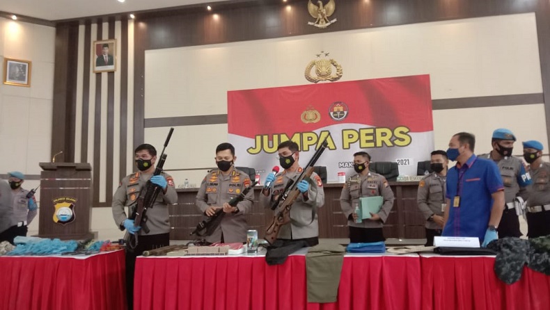 Barang Bukti Milik Terduga Teroris Makassar, Mulai dari Busur sampai Rakitan Bom