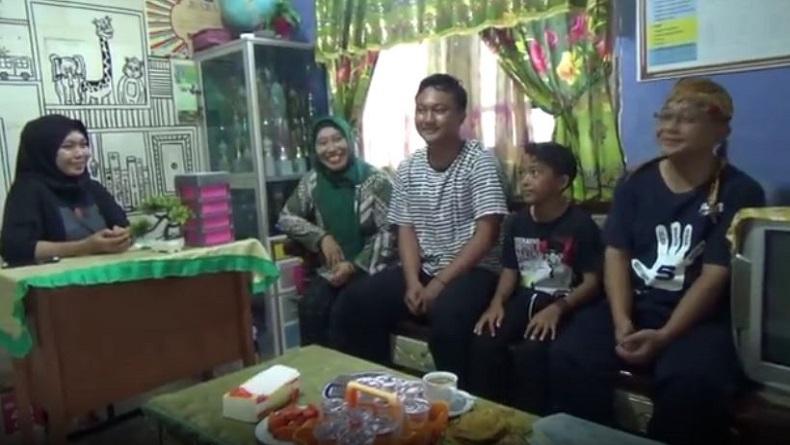 Viral, 3 Bersaudara di Gresik Bernama Dot Com untuk Kenang Kisah Cinta Orang Tua