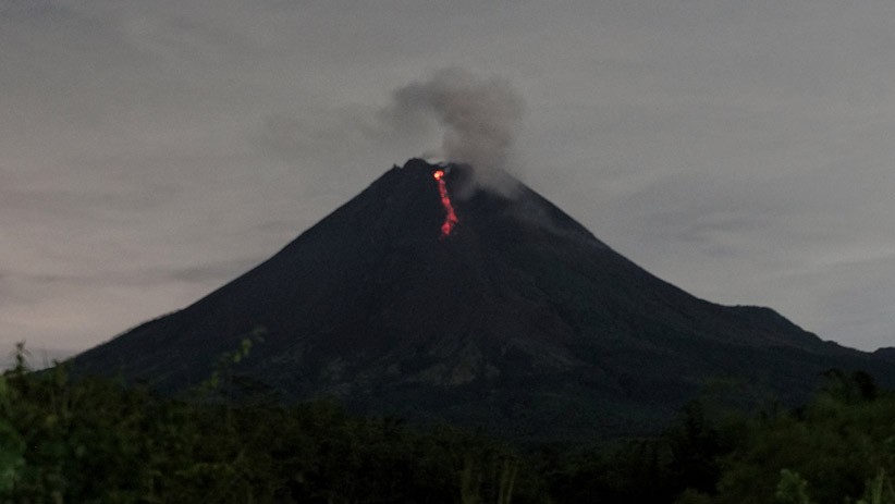 Gunung Merapi Luncurkan Lava Pijar Sejauh 800 Meter - Bagian 2