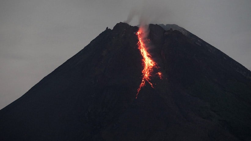 Gunung Merapi Luncurkan Lava Pijar Sejauh 800 Meter - Bagian 1