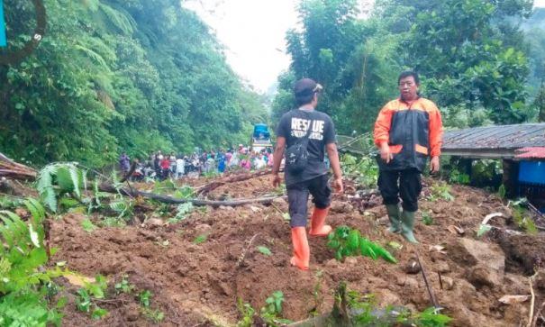 Longsor di Agam, Ruas Jalan Provinsi Tertimbun Material Tanah Tak Bisa Dilewati