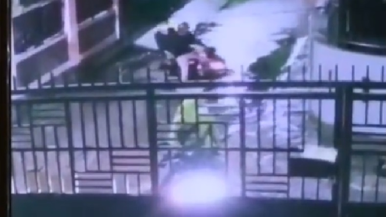 Terekam CCTV, Begal Sadis di Makassar Parang Ibu Rumah Tangga di Depan Rumah Kos