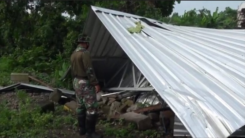 title Puting Beliung Terjang Wilayah Mojokerto, 7 Rumah Warga Ambruk Puting Beliung Terjang Wilayah Mojokerto, 7 Rumah Warga Ambruk