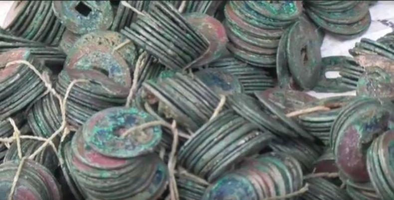 Petani di Pekalongan Temukan Ribuan Koin Kuno saat Mencangkul di Sawah