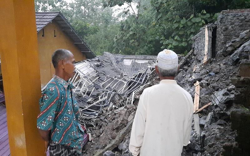 Hujan Deras 3 Hari Picu Bencana Tanah Longsor dan Pohon Tumbang di Tasikmalaya
