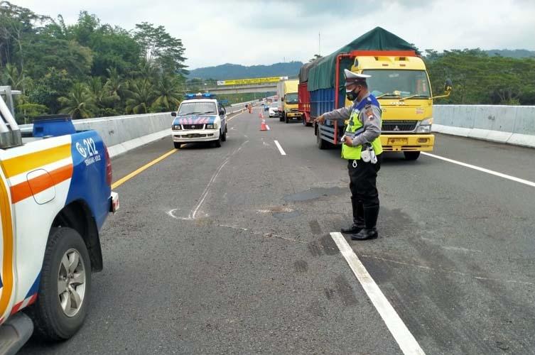 Mobil Terguling di Tol Semarang-Solo Akibat Ban Meletus, Sopir Selamat