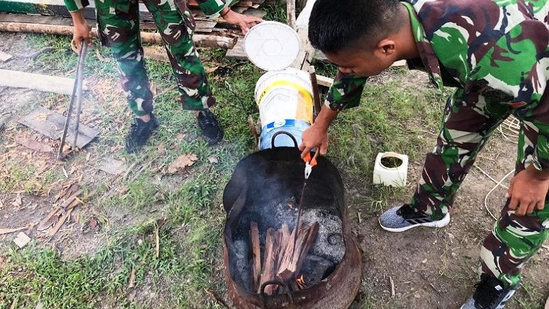 Prajurit TNI di Keerom Ciptakan Alat Penyepuh Besi untuk Bantu Warga
