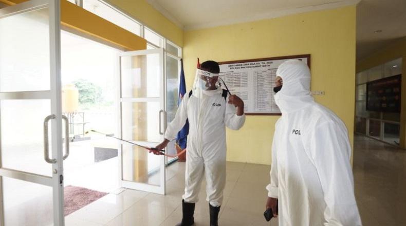 title Cegah Penyebaran Covid, Personel Semprot Mako dan Asrama Polres Maluku Barat Daya  Cegah Penyebaran Covid, Personel Semprot Mako dan Asrama Polres Maluku Barat Daya