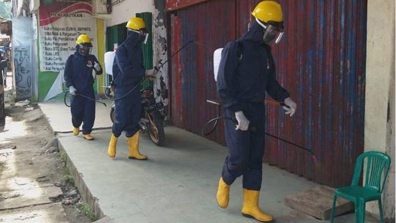 Cegah Penyebaran Covid, Personel Brimob Polda Maluku Semprot Disinfektan di Terminal dan Pasar Mardika