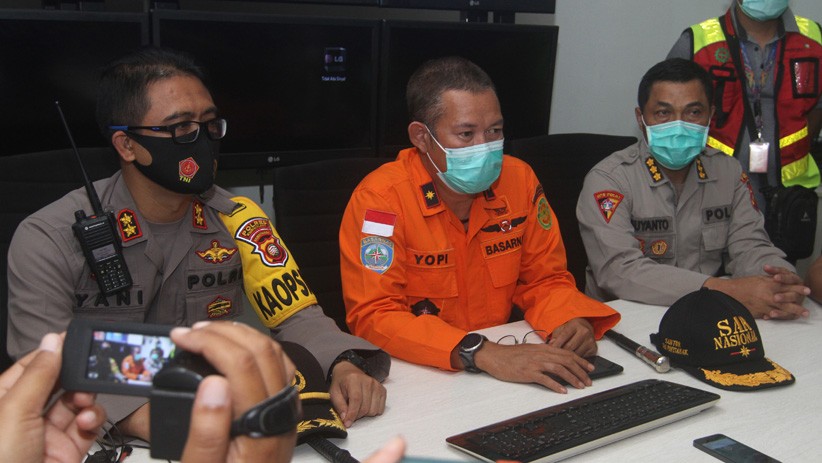 Keluarga Penumpang Sriwijaya Air Hilang Kontak Menunggu Kabar di Bandara Supadio - Bagian 2