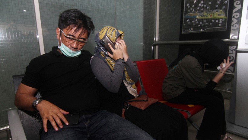 Keluarga Penumpang Sriwijaya Air Hilang Kontak Menunggu Kabar di Bandara Supadio - Bagian 1