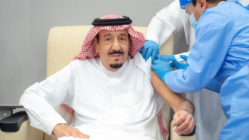 Momen Raja Salman Disuntik Vaksin Covid-19 - Bagian 1