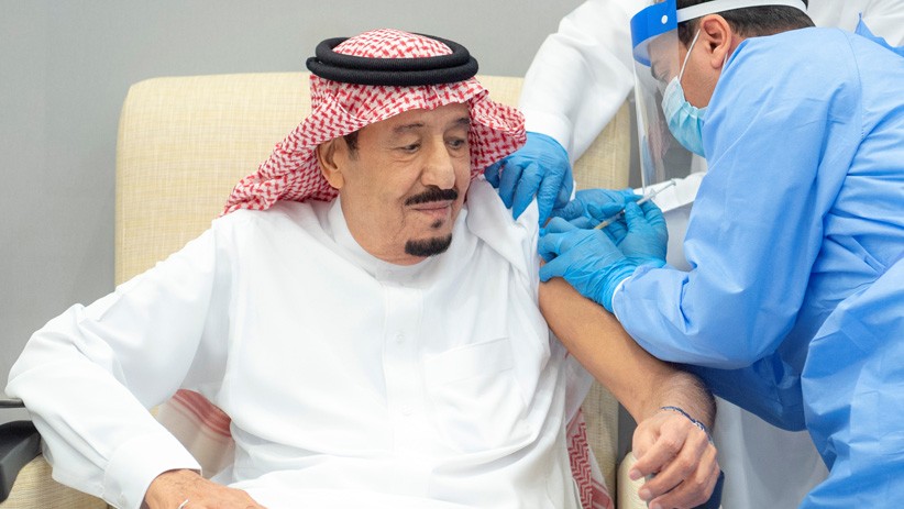 Momen Raja Salman Disuntik Vaksin Covid-19 - Bagian 2