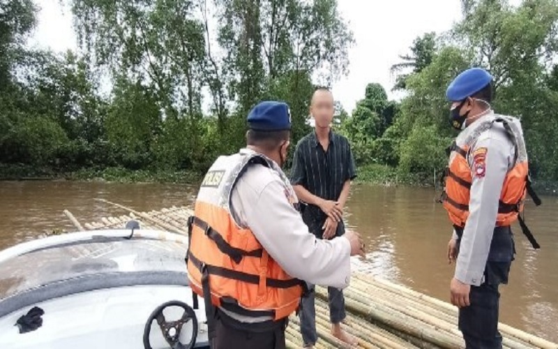 title Bawa Rakit Bambu dari Banjarmasin, Pria ini Ngaku Ingin Pergi ke Jogja Bawa Rakit Bambu dari Banjarmasin, Pria ini Ngaku Ingin Pergi ke Jogja