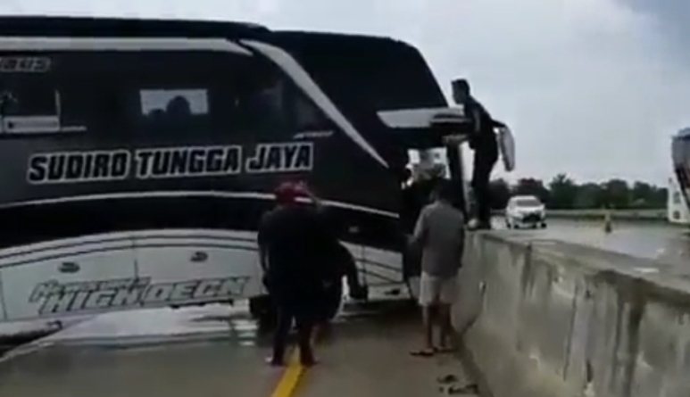 title Tabrak Pembatas Beton, Bus Melintang di Jalur Tol Pejagan-Pemalang Tabrak Pembatas Beton, Bus Melintang di Jalur Tol Pejagan-Pemalang