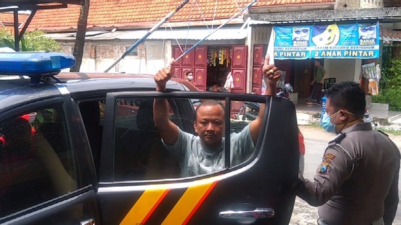 Tabrak Lari Pemotor, Pengemudi Grand Livina Mabuk Berat Diamuk Warga di Jombang 
