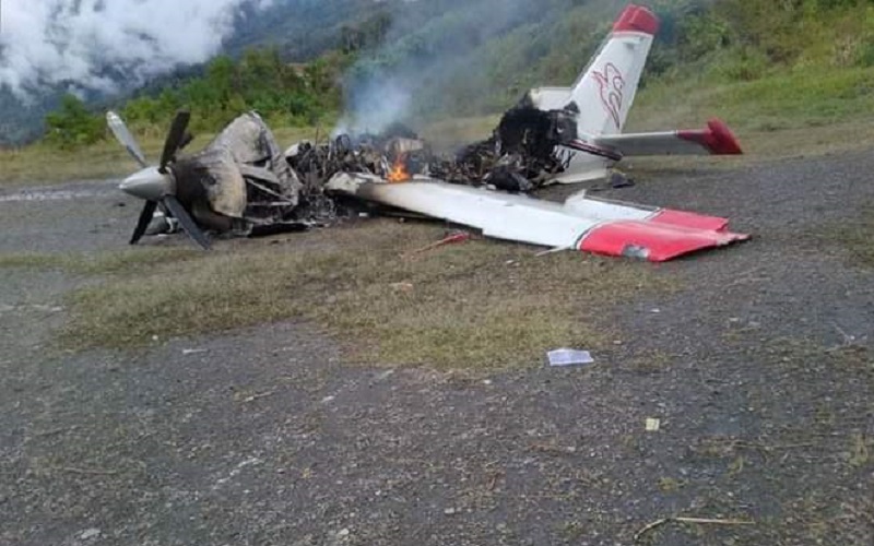 title Cerita Pilot yang Pesawatnya Dibakar Separatis: Saya Ditodong Senjata 5 Orang Cerita Pilot yang Pesawatnya Dibakar Separatis: Saya Ditodong Senjata 5 Orang