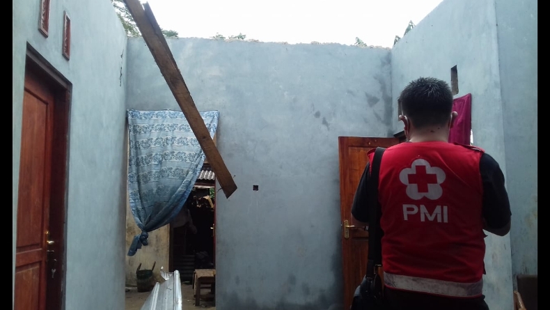 Angin Puting Beliung Terjang Atap Rumah di Tegal sampai Hilang  