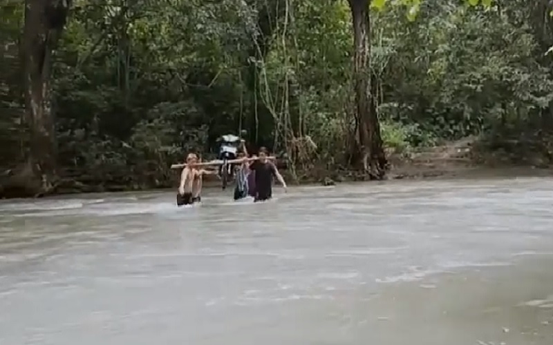 Jembatan Putus, Warga Desa Di Soppeng Panggul Motor Seberangi Sungai