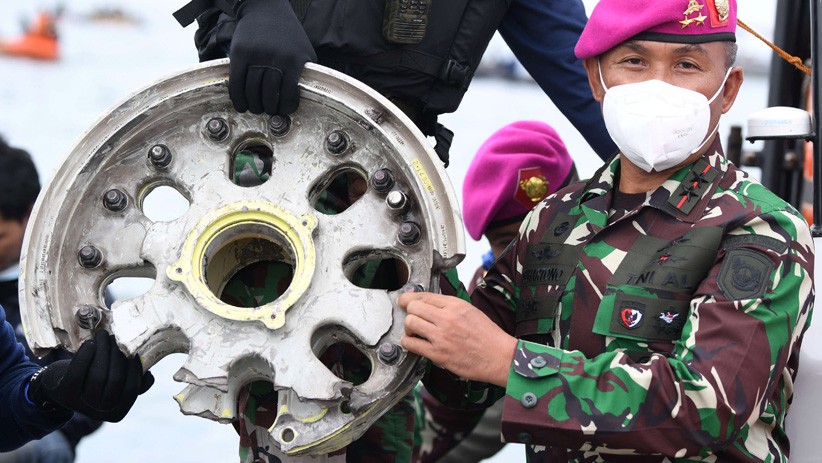 Ini Serpihan Diduga Ban Pesawat Sriwijaya Air yang Ditemukan Marinir - Bagian 2