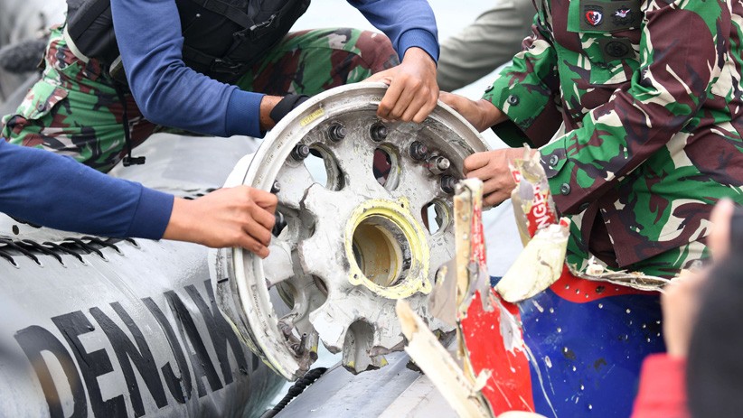 Ini Serpihan Diduga Ban Pesawat Sriwijaya Air yang Ditemukan Marinir - Bagian 3