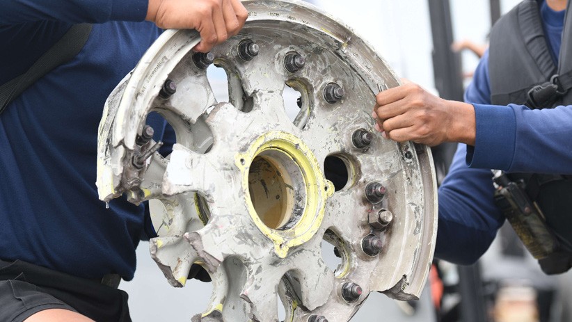 Ini Serpihan Diduga Ban Pesawat Sriwijaya Air yang Ditemukan Marinir - Bagian 1