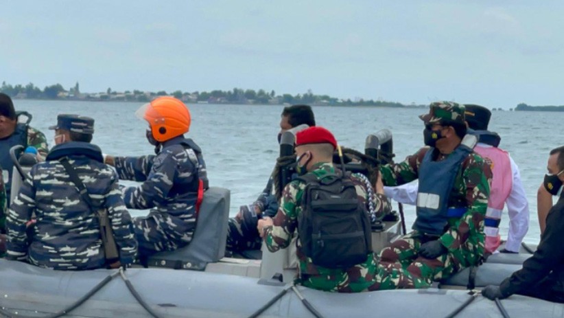 Panglima TNI Pantau Pencarian Pesawat Sriwijaya Air dengan Perahu Karet - Bagian 3