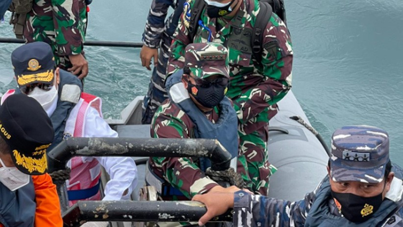 Panglima TNI Pantau Pencarian Pesawat Sriwijaya Air dengan Perahu Karet - Bagian 1