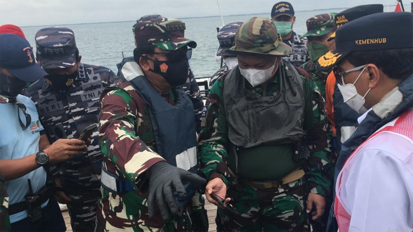 Panglima TNI Pantau Pencarian Pesawat Sriwijaya Air dengan Perahu Karet - Bagian 5