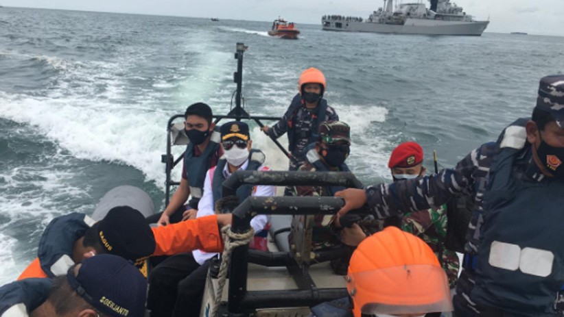 Panglima TNI Pantau Pencarian Pesawat Sriwijaya Air dengan Perahu Karet - Bagian 2