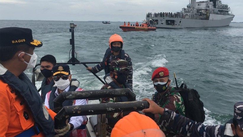 Panglima TNI Pantau Pencarian Pesawat Sriwijaya Air dengan Perahu Karet - Bagian 4